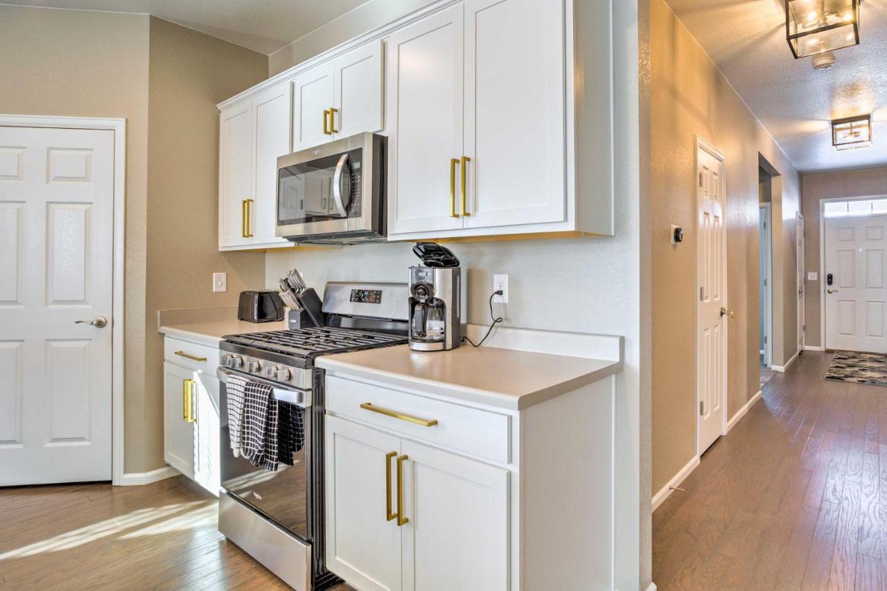 Spacious Aurora House With Yard About 10 Mi To Dia! Exterior photo