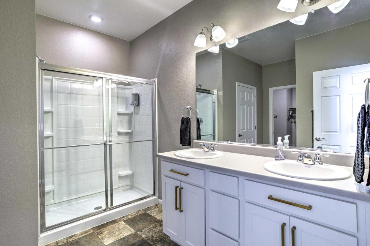 Spacious Aurora House With Yard About 10 Mi To Dia! Exterior photo